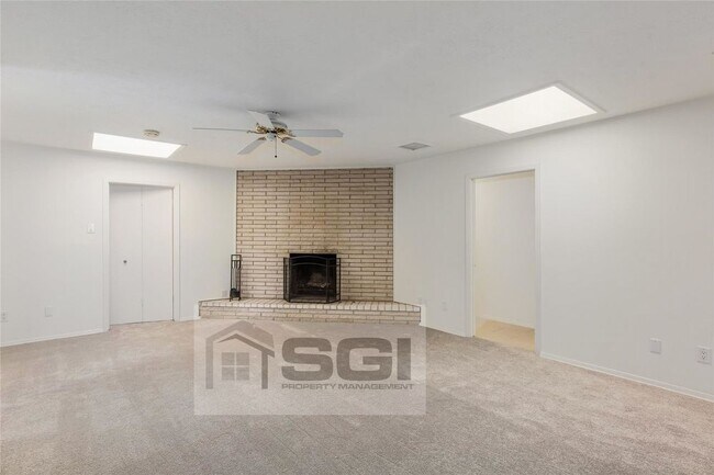 Building Photo - Great Side by Side Duplex
