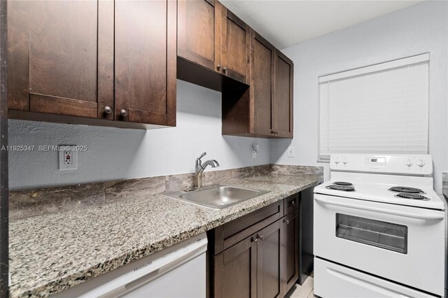 Foto del edificio - 980 NE 170th St