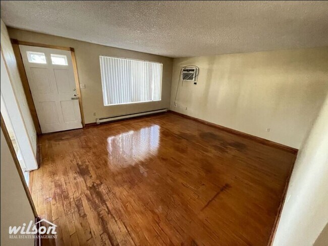 Building Photo - 3bd/1ba Home, Large Fenced Backyard, Garag...