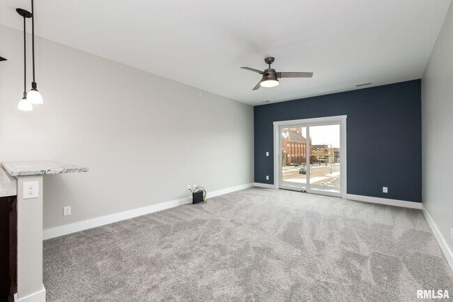 Building Photo - 1302 6th Ave