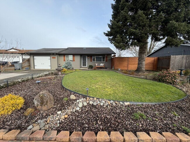 Foto del edificio - Must See Updated 3 Bedroom with Large Yard!