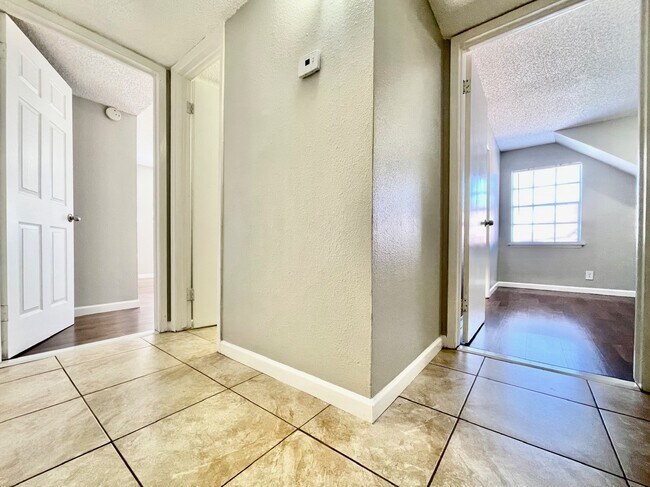 Foto del edificio - 3822 Englewood Cir