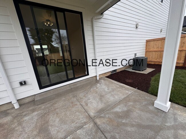Foto del edificio - Brand new 3 bedroom 2.5 bath Coburg townhome