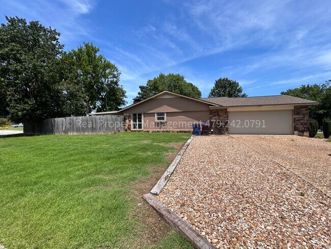 Building Photo - HALF OFF MOVE IN RENT! 3 Bed 2 Bath house in desirable neighborhood!