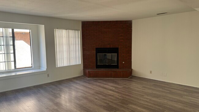 Foto del edificio - 2307 N Cahuenga Blvd