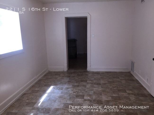 Building Photo - Amazing south side 2br lower available now!