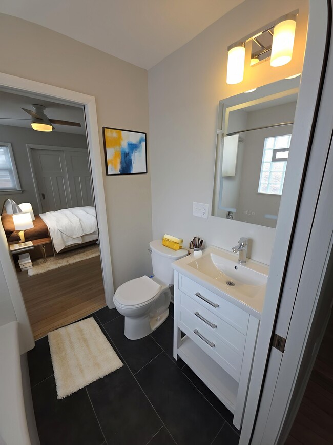 Foto del edificio - 11817 W North Ave