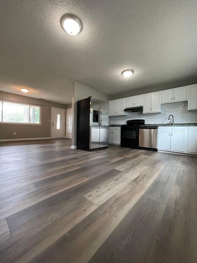 Building Photo - Inviting on Ivey!