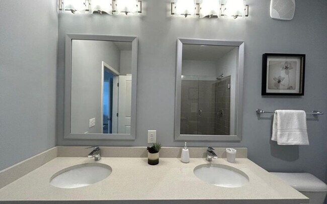 Foto del edificio - 220 Sandy Springs Cir