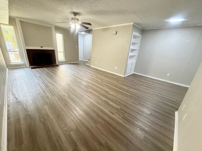 Building Photo - 1102 Lilac Dr