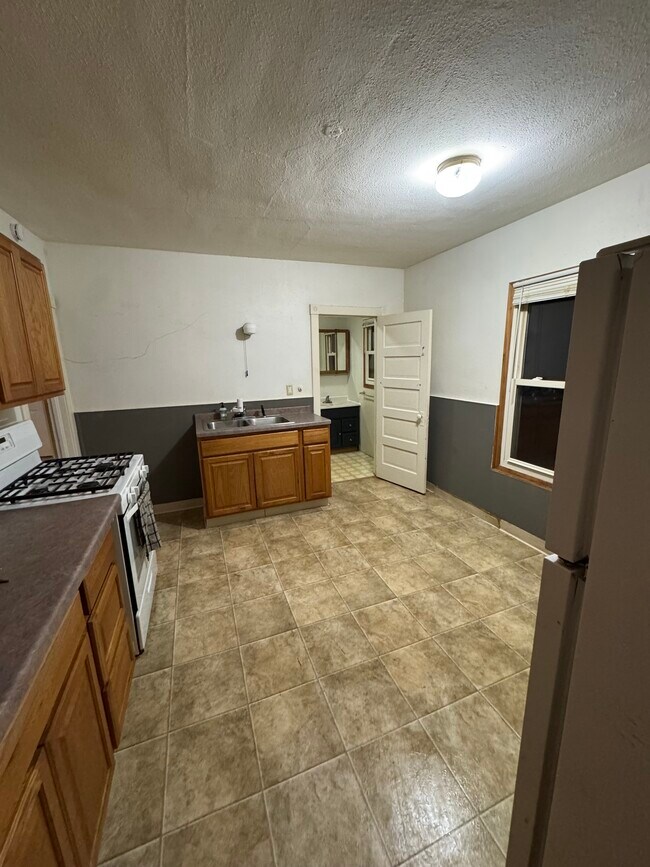 Building Photo - 117 E Hibbing Ave