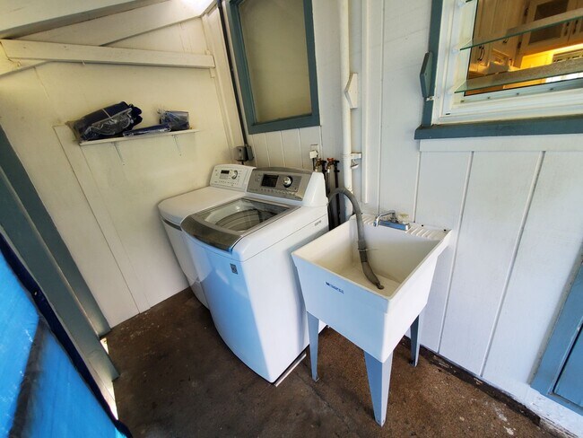 Foto del edificio - Spacious 2-bedroom, 1-bathroom unit with 1 covered parking stall!