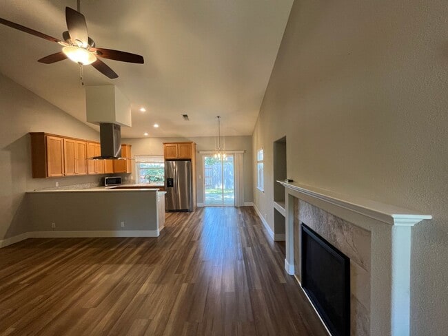 Building Photo - Great Three Bed House in Cul-De-Sac Neighb...