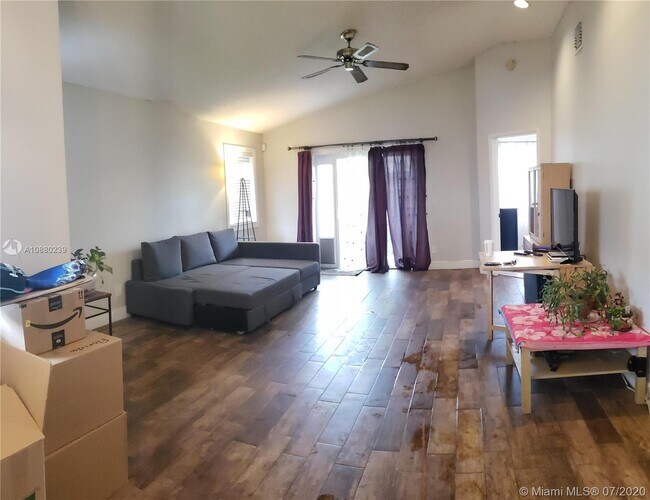 Building Photo - 1121 SW 110th Ave