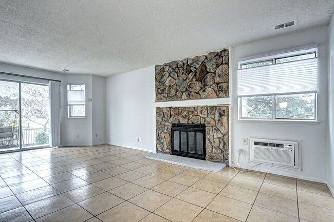 Building Photo - 2 bed 1 bath Condo in Victoria Crossing II