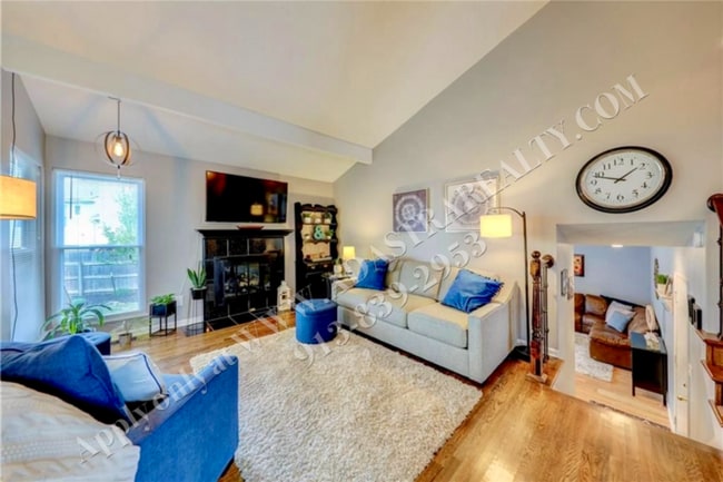 Building Photo - Beautiful Updated 3 Bed 3 Bath Home in Ove...