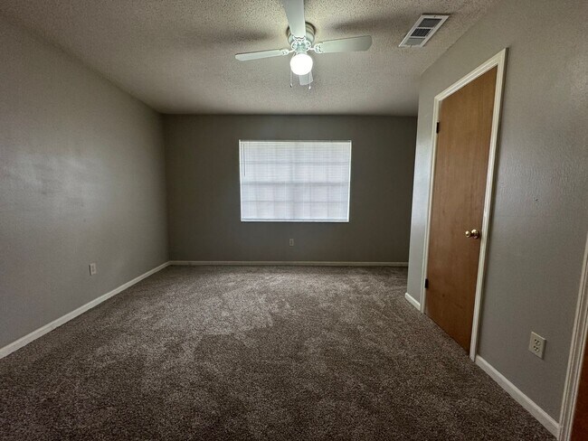 Foto del edificio - 2 bedroom duplex on the Eastside avail NOW!