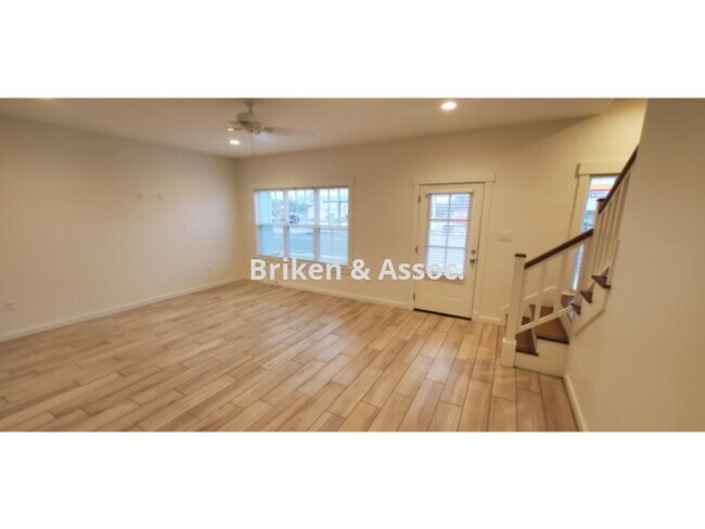Building Photo - 613 LA-27