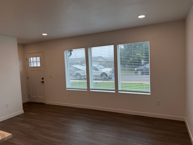 Building Photo - Brand new 3 bedroom 3 full bath townhouse in Thurston!