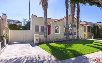 Building Photo - 8842 Dorrington Ave