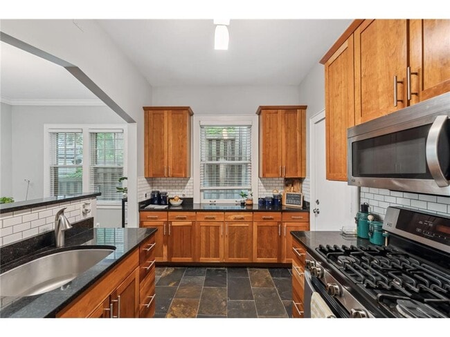 Building Photo - 813 Kenwood Pkwy