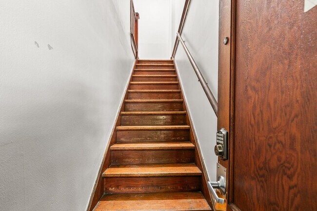 Building Photo - 523 Park Ave