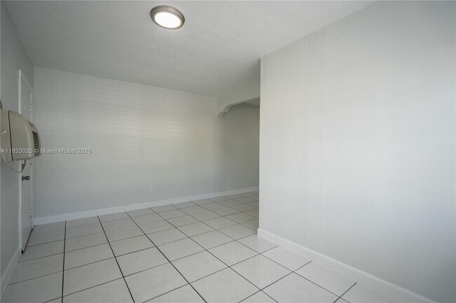 Foto del edificio - 7821 Carlyle Ave