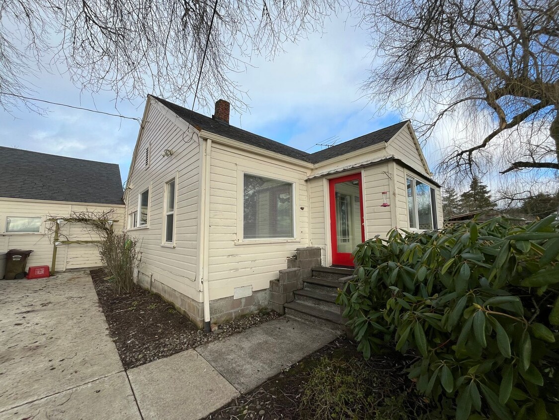 Primary Photo - Cozy 2 Bd 1 Ba home in Hillsboro! Massive ...