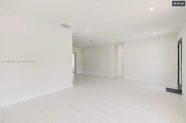 Foto del edificio - 865 W 72nd Pl