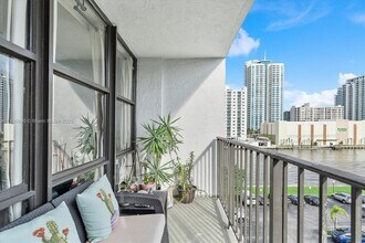 Building Photo - 800 Parkview Dr