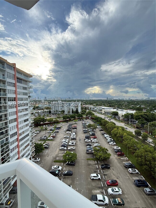 Foto del edificio - 1351 NE Miami Gardens Dr