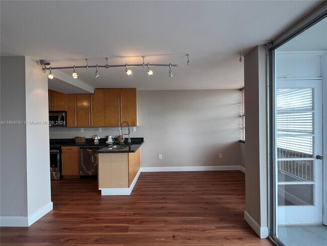 Building Photo - 18031 Biscayne Blvd