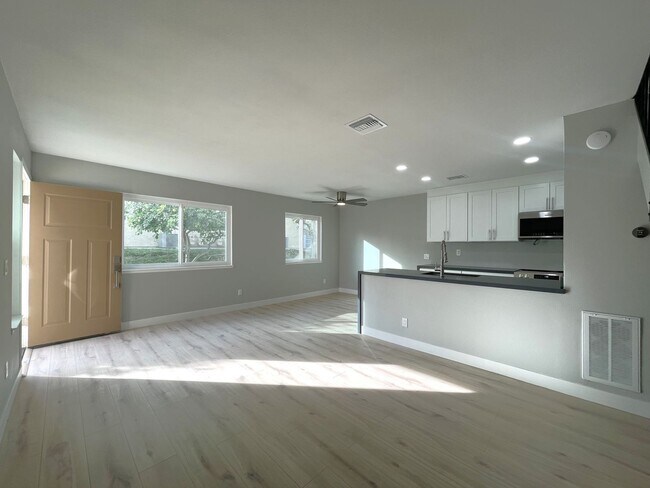 Foto del edificio - AVAILABLE NOW!! COMPLETELY REMODELED 2 Bed...