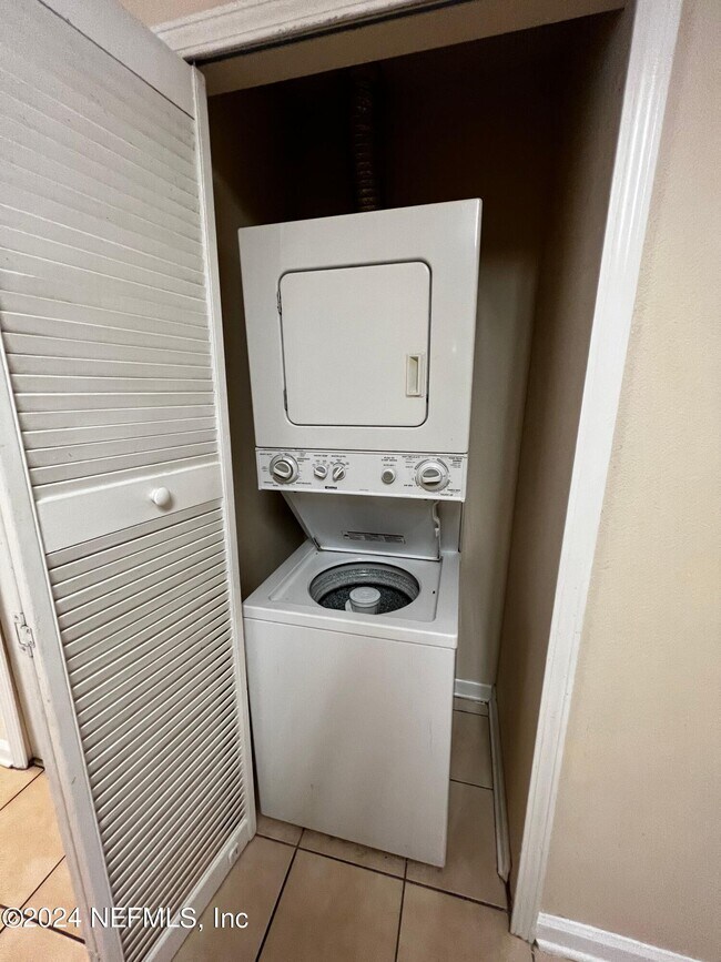 Foto del edificio - 7920 Merrill Rd