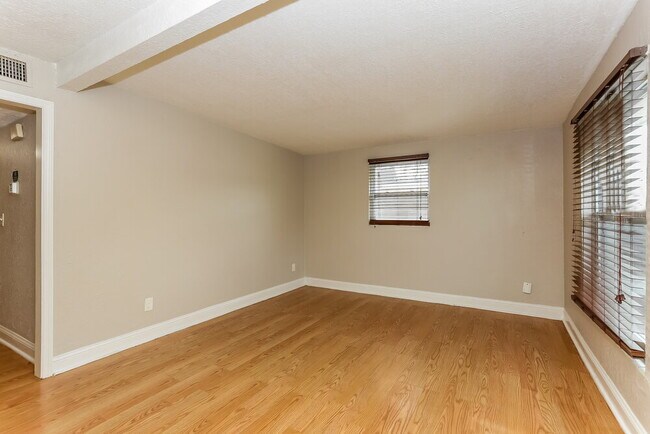 Foto del edificio - 1458 W 19th St