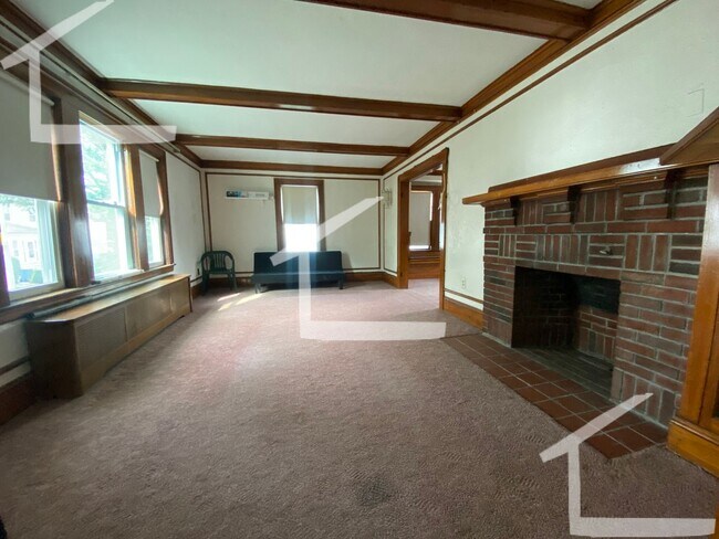 Foto del edificio - Massive House w 3 Parking Spots Included, Laundry in Unit -- Kitchen floors Remodelled, awaiting ...