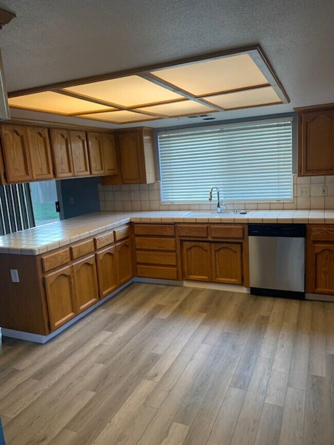 Foto del edificio - Beautiful 4 Bedroom 2 Bath Located in Nort...
