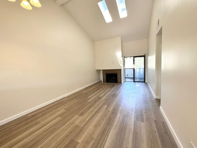Foto del edificio - 944 Lupine Hills Dr