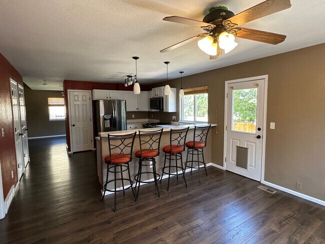 Building Photo - 3BD 3Bath Updated Home in Great Condition!