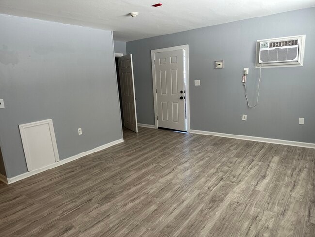 Building Photo - Colonial Court