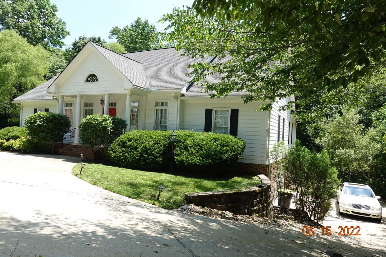 Foto principal - 4 Bedroom 3.5 bathroom Rental Home in Ford...