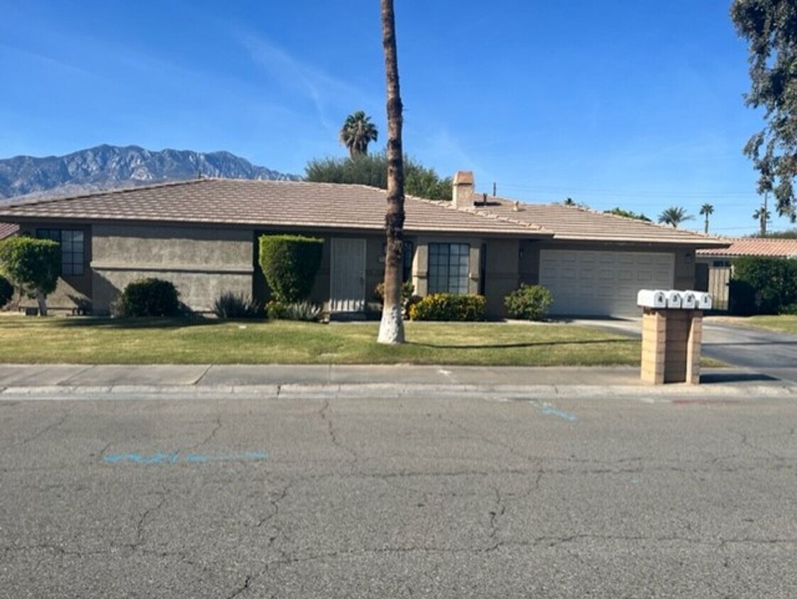 Foto principal - COMING SOON! 3 Bed 2 Bath House in Cathedr...