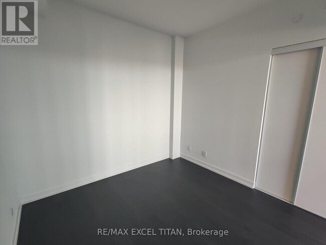 Photo du bâtiment - 2020 Bathurst St