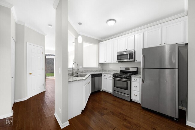 Foto del edificio - Gorgeous and Updated Large 2 Bedroom / 1.5 Bath Townhome in Grayslake!