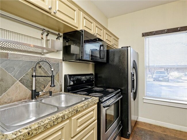 Building Photo - 2106 Cullen Ave