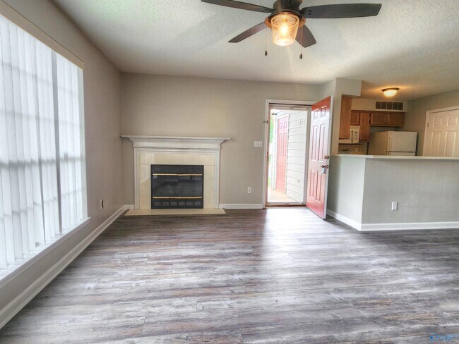 Foto del edificio - 275 Waters Edge Ln