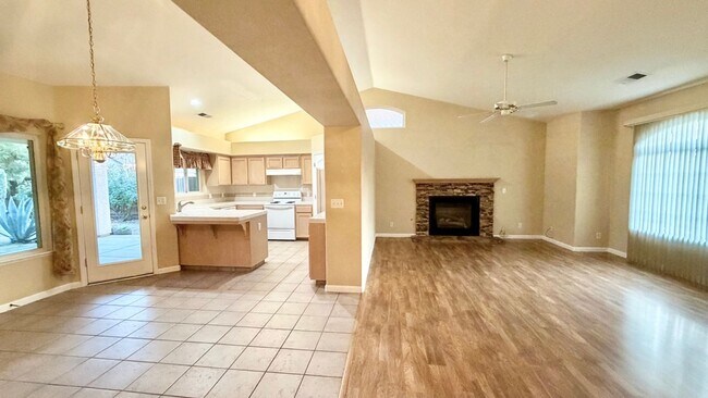 Foto del edificio - $2,350 Herndon & Willow, 3 Bedroom Home - N. Helm Ave, Clovis