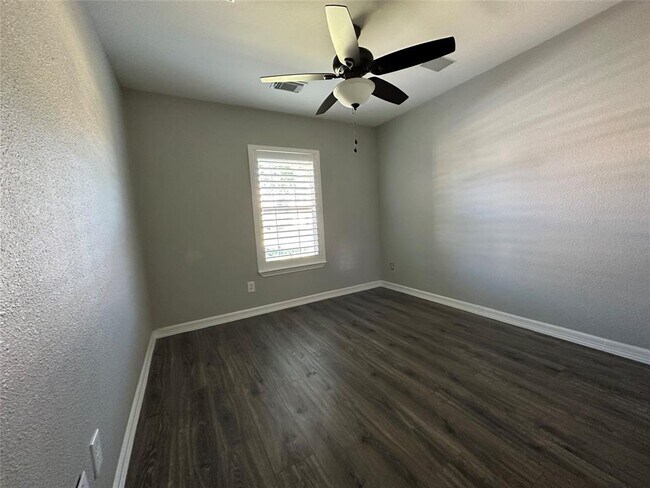 Foto del edificio - 10310 Redwood Dr
