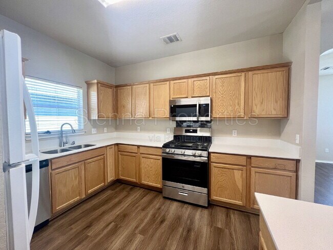 Building Photo - 725 Sampson