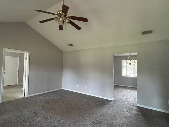 Foto del edificio - FALL MOVE-IN SPECIAL: 50% OFF 1st MONTH'S ...